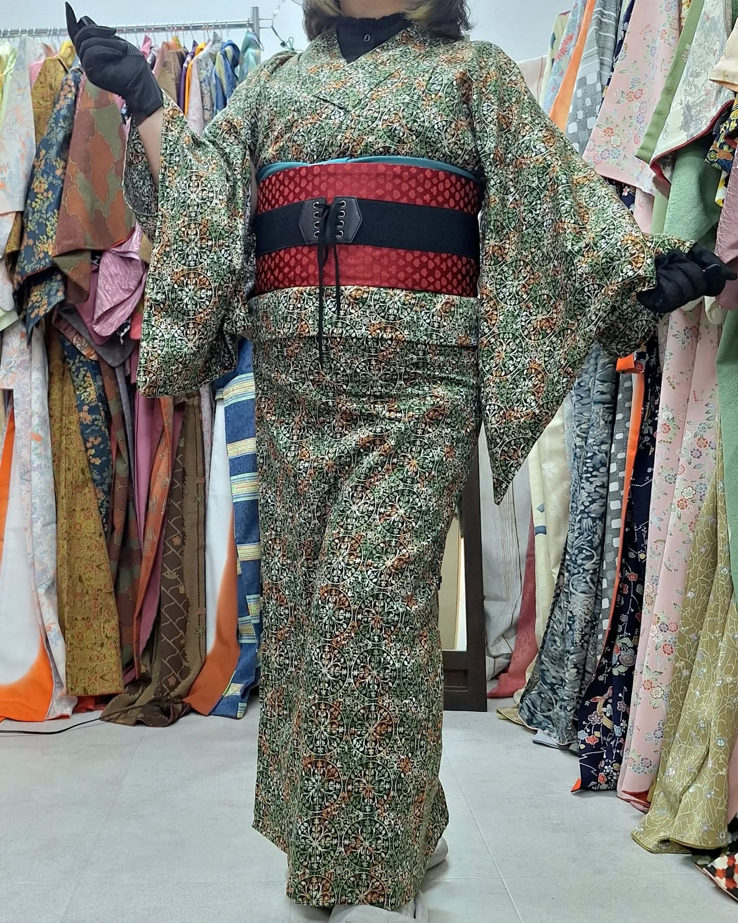 今日はこんな感じでした👘
館内は結構涼しいので単衣だとやや寒い(場所もあります)
そろそろ袷が着れるかなぁ🤔  #飾屋 #店主コーデ #着物コーディネート #普段着着物 #着物好きな人と繋がりたい #大須着物 #名古屋着物 #ナチュラルコーデ #和装コーデ #キモノライフ