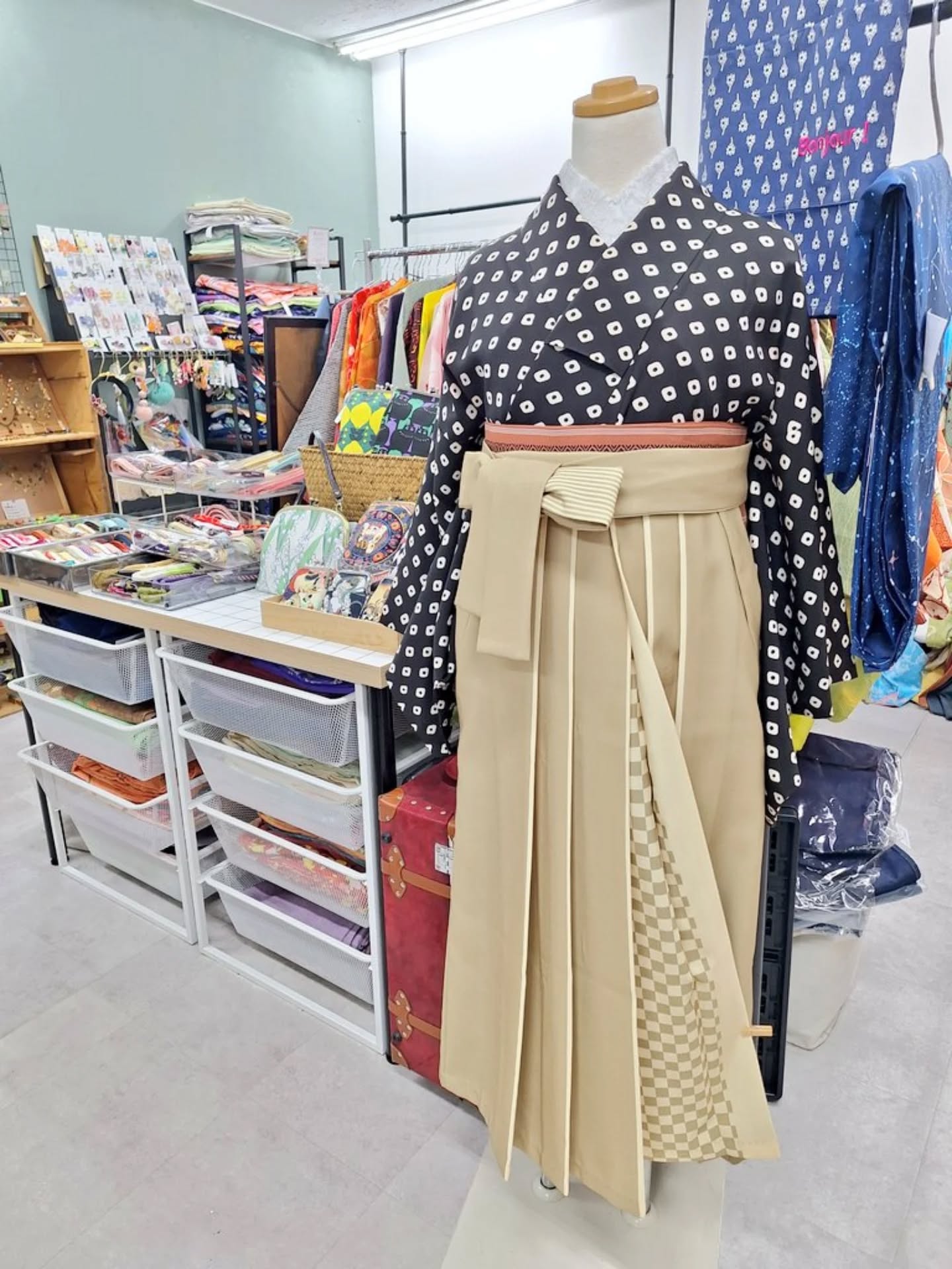 最近また袴についてよくお問合わせいただきます📨☎
中古、新品色々入荷しておりますので是非見に来てくださいね😆  #飾屋 #飾屋入荷情報 #リサイクル着物 #普段着着物 #着物初心者 #着物コーデ #大須着物 #名古屋着物 #キモノ #kimono