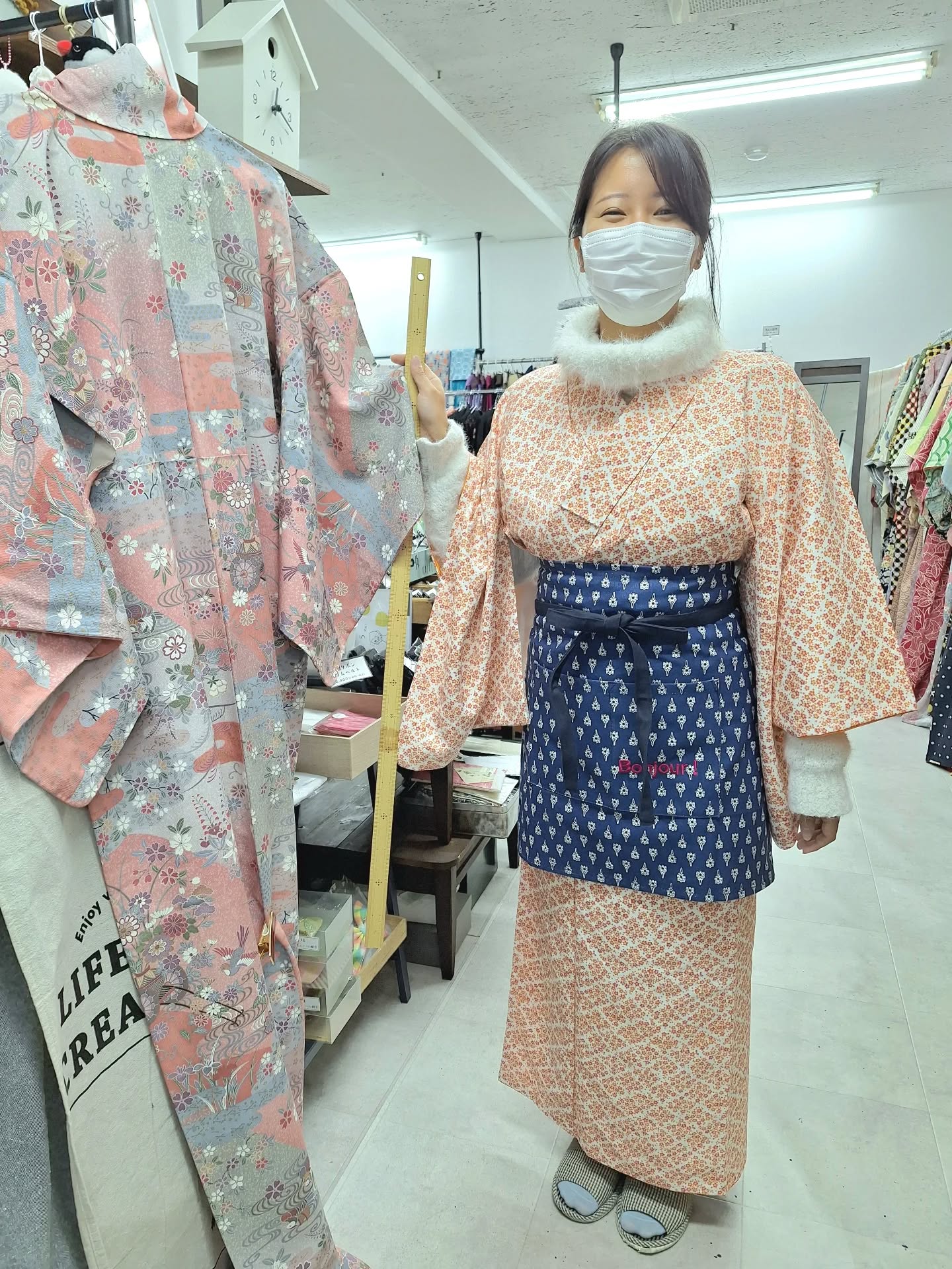 スタッフこんちゃんがうちで売ってるエプロンを知らぬ間に購入してくれてましたwww(私がいないときに買ってくれてた)  ちなみに着物にエプロンの話はラジオでも話してまーす！興味があったら第15回のオンエアを聞いてみてね🎧
(YouTubeラジオはプロフィール画面から飛べます✨)  #飾屋 #スタッフコーデ #着物コーディネート #普段着着物 #着物好きな人と繋がりたい #大須着物 #名古屋着物 #ナチュラルコーデ #和装コーデ #キモノライフ