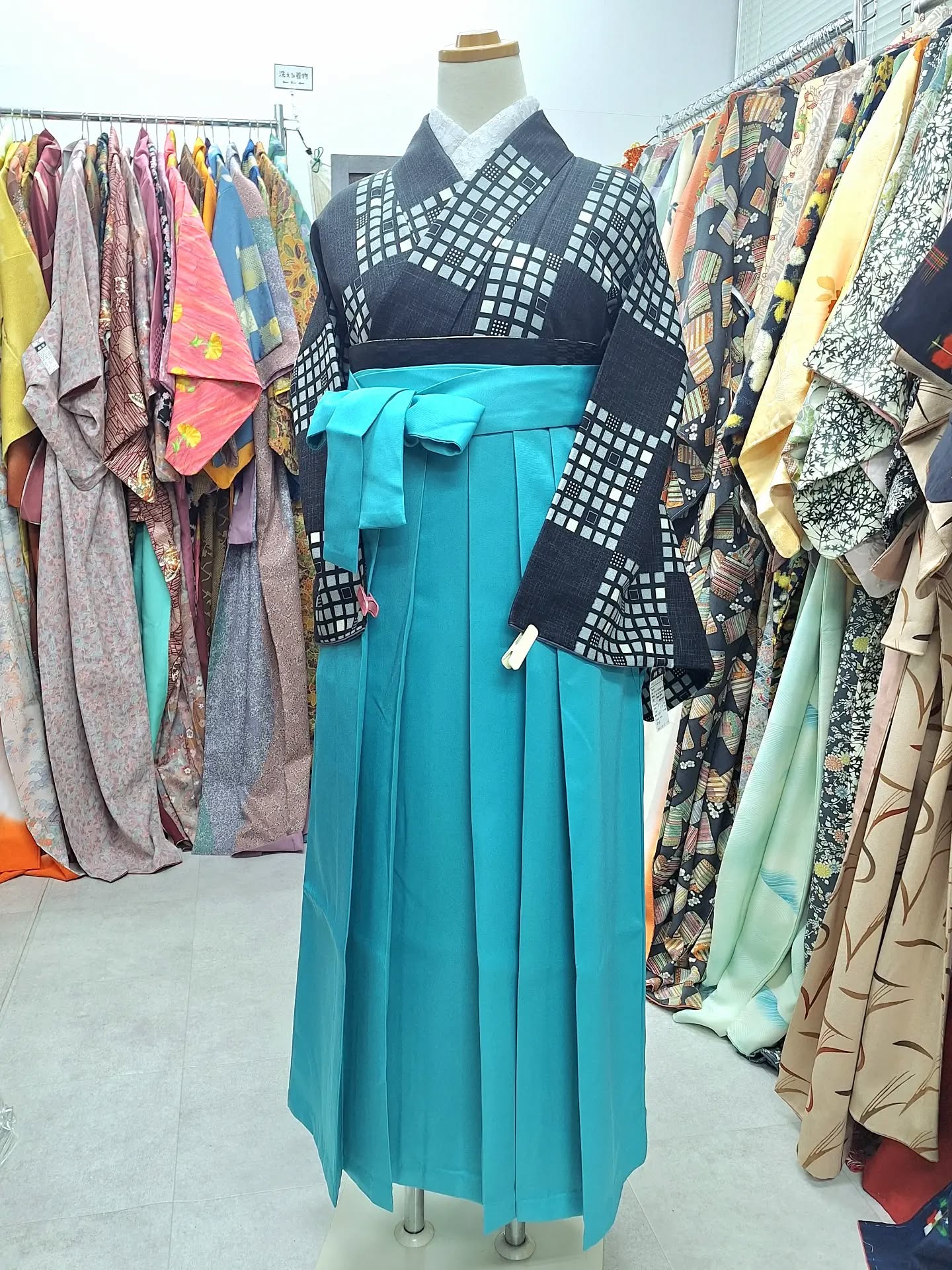 某有名ボカロキャラを思わせるカラーの袴が入荷したので、概念コーデを撮ってみました🩵  #飾屋 #飾屋入荷情報 #リサイクル着物 #普段着着物 #着物初心者 #着物コーデ #大須着物 #名古屋着物 #キモノ #kimono #袴コーデ