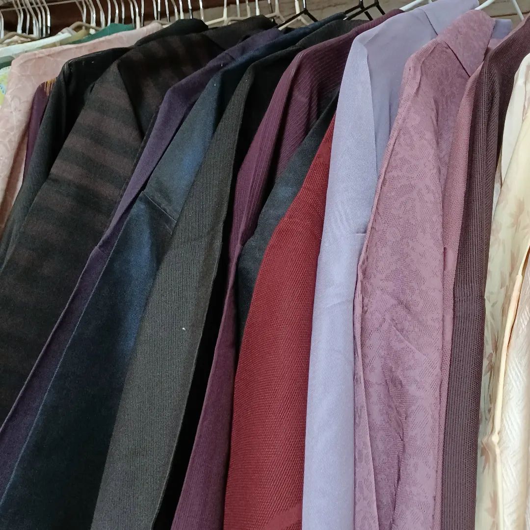 薄羽織単体を魅力的に撮るの難しい…😇
色は大体無地のダークトーンだし表と裏で色味が違うし背中の柄をうまく伝えれない…
腕があと4本くらい欲しい🦾🦾🦾🦾  …とりあえずたくさん入荷したよ！！！  裄64〜66くらい
¥3,000〜¥5000くらい  #飾屋 #飾屋入荷情報 #リサイクル着物 #着物好き #着物好きな人と繋がりたい #リサイクル着物屋 #着物屋 #普段着着物 #キモノ #きもの #kimono #大須商店街 #羽織 #薄羽織